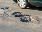 Dziurawe drogi słono kosztują kierowców