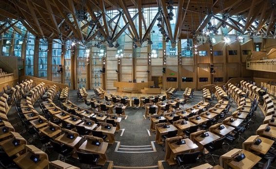 SNP wygrywa wybory w Szkocji, ale nie ma większości