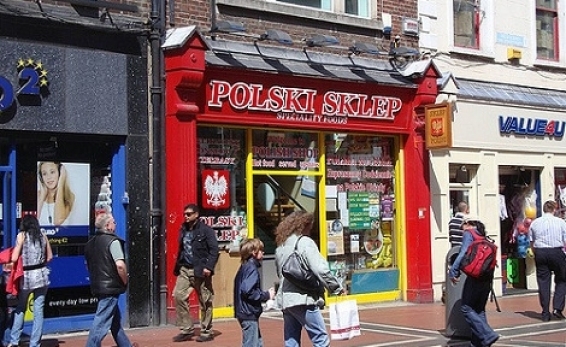 Dane ONS: Coraz więcej Polaków wyjeżdża z UK